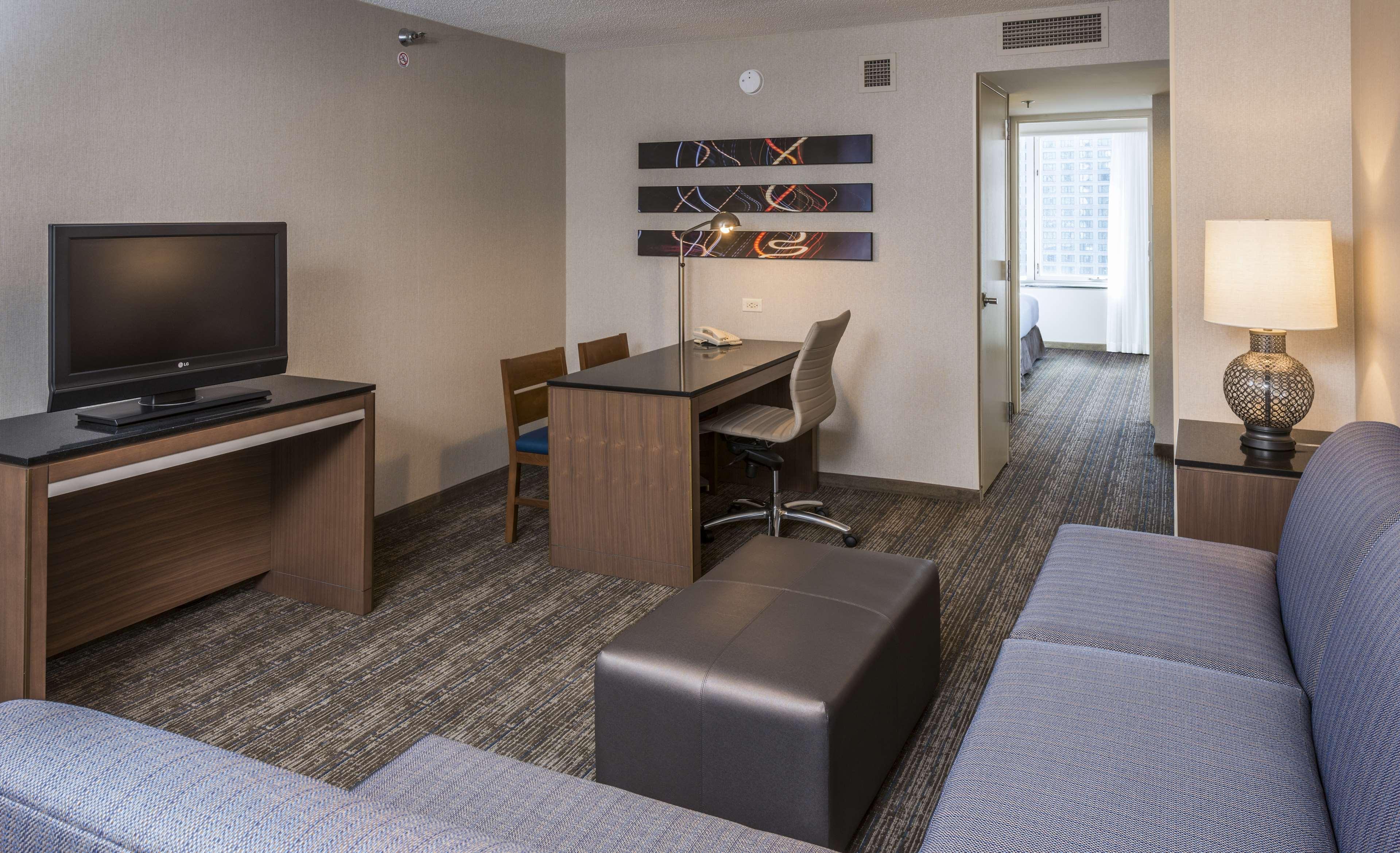 Embassy Suites By Hilton Chicago Downtown Magnificent Mile Exterior photo
